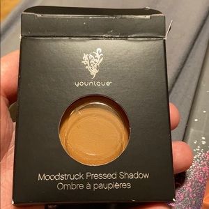 Gingerly pressed shadow